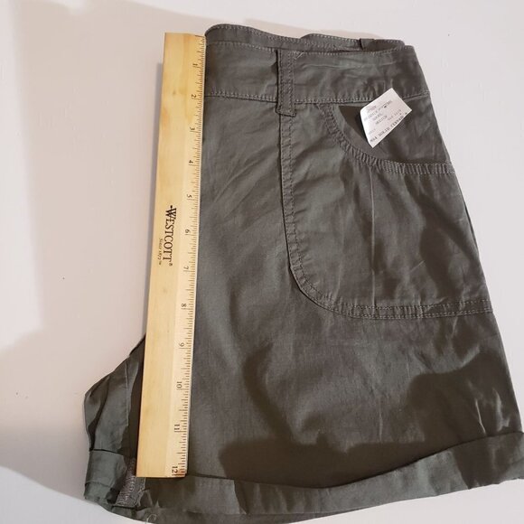 IN Extenso solid cuffed shorts Size 6 NWT - Picture 5 of 8